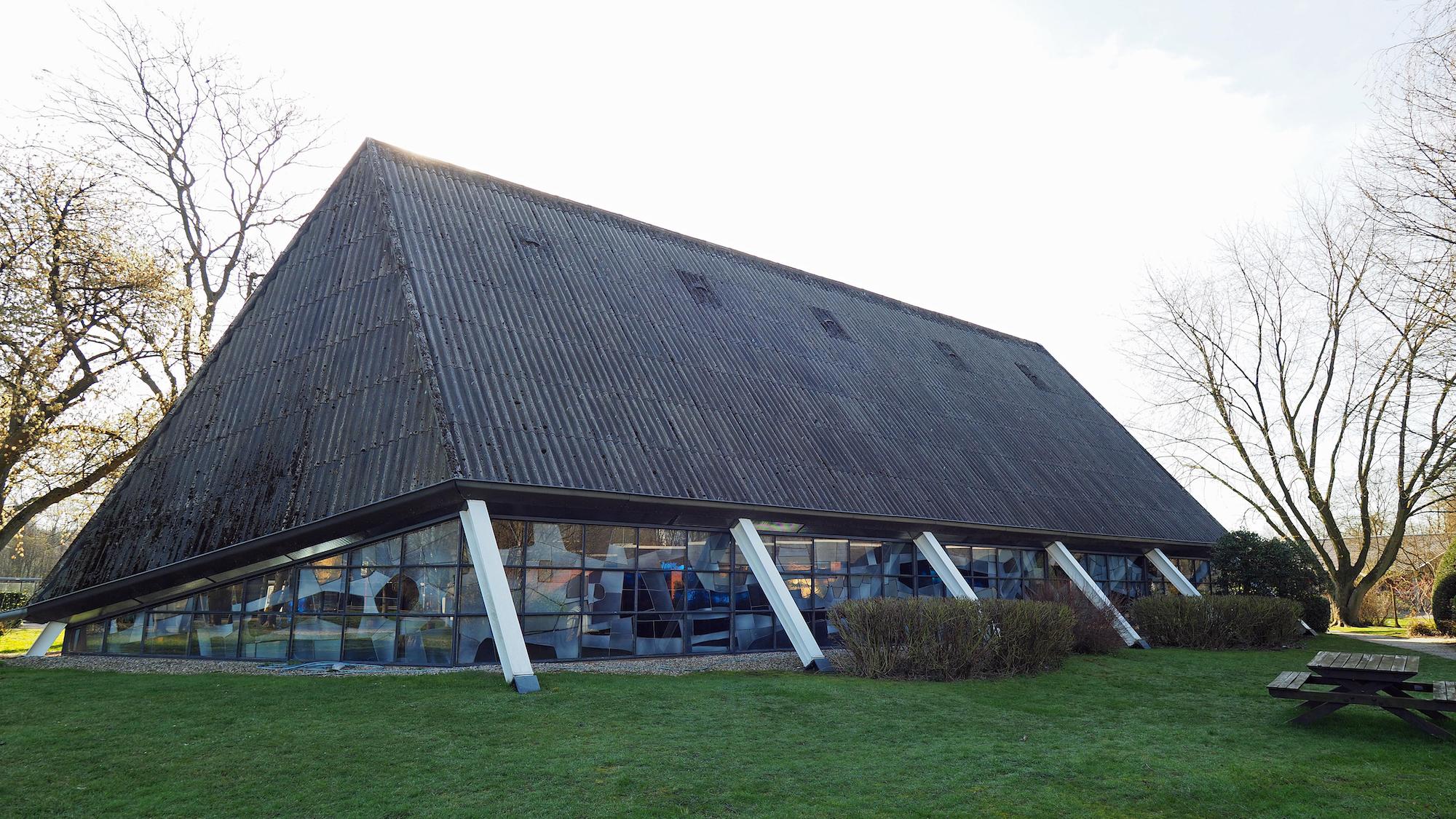 St. Hubertus Krefeld-Verberg wurde als demontierbare Kirche mit geringem Kosteneinsatz verwirklicht.