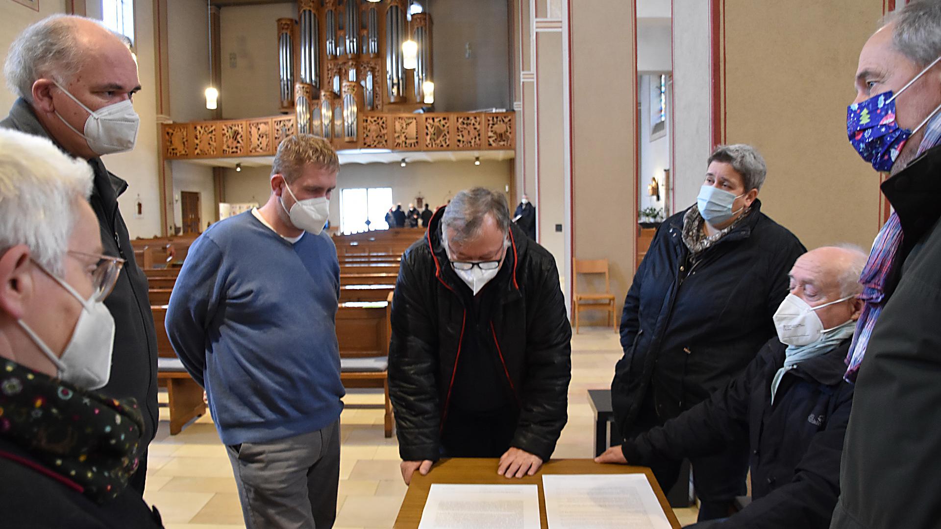 Auf Augenhöhe im Gespräch über die Zukunft der Kirche vor Ort (v. r.): Franz Esser, Berti Jannes, Gerda Schilles, Thomas Wolfgarten, Marco Sistig, Pfarrer Erik Pühringer und Marita Wetzel.