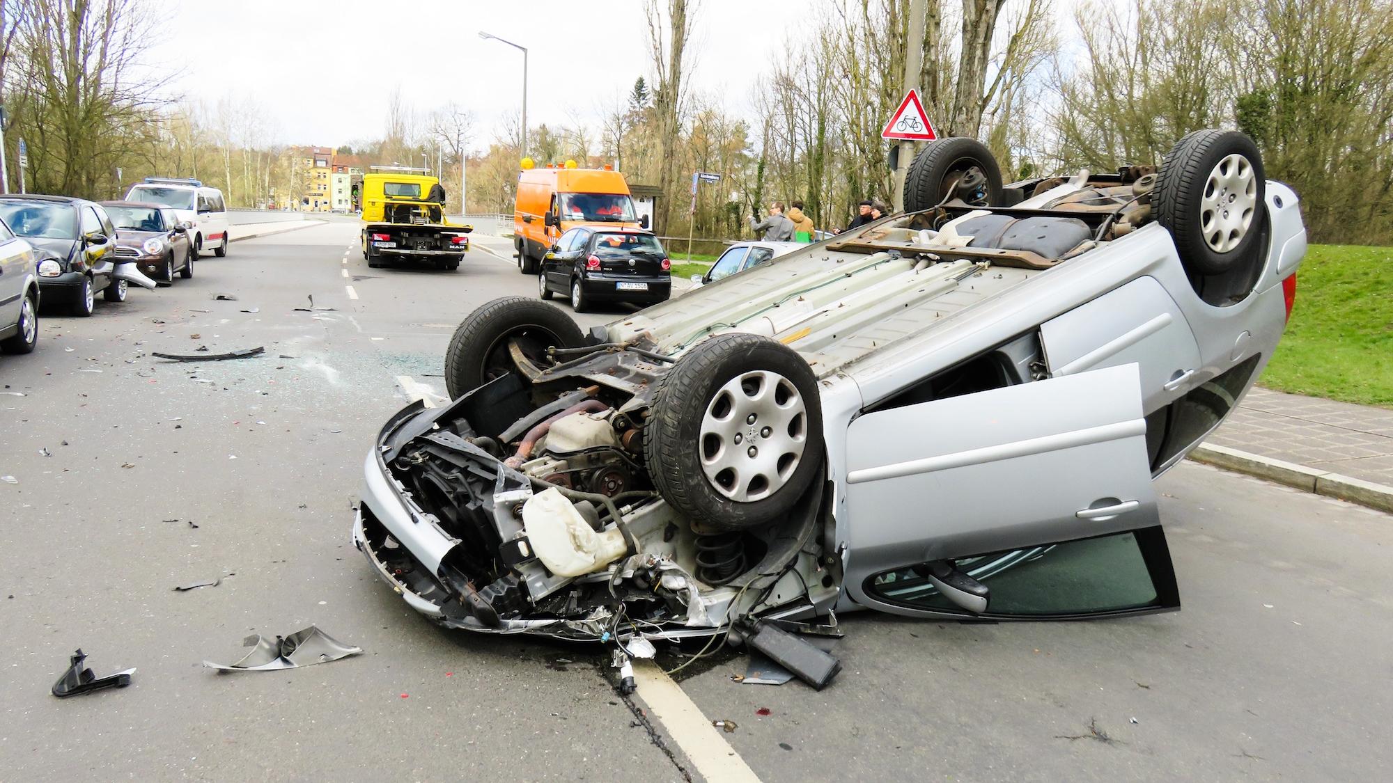 Ein schwerer Unfall – ehrenamtliche Notfallseelsorger sind beim Rettungstrupp fest eingeplant.