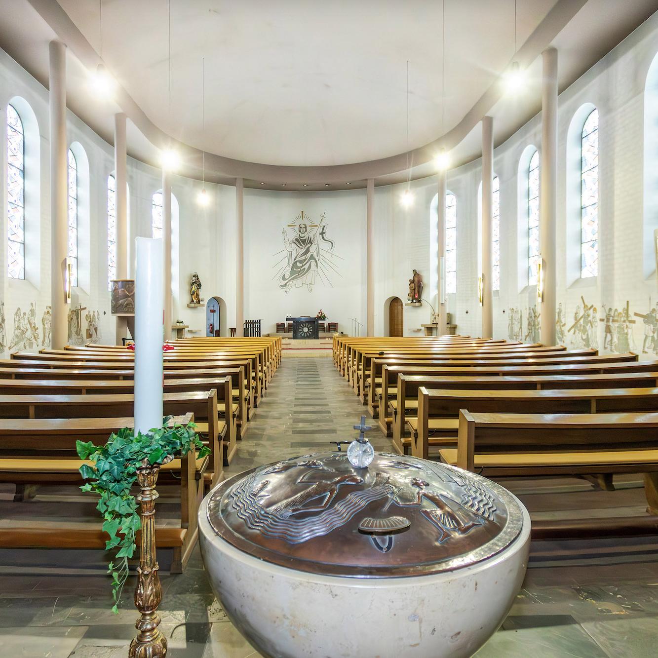 50er Jahre pur: Der freie Blick in die Kirche St. Bartholomäus in Mützenich und ihren Chorraum mit dem auferstandenen Christus.