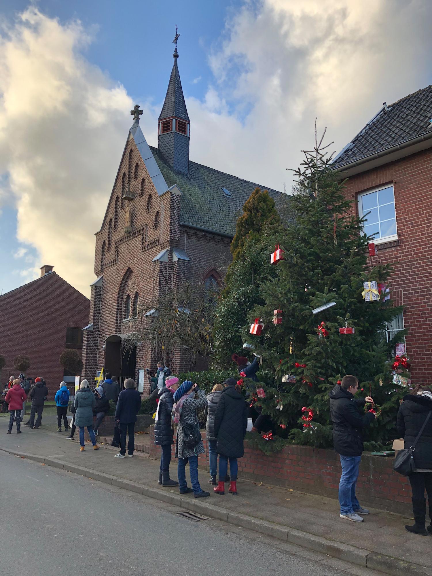 Am Tag vor dem ersten Advent konnte die Gemeinde in Kuckum Abschied von ihrer Kirche nehmen.