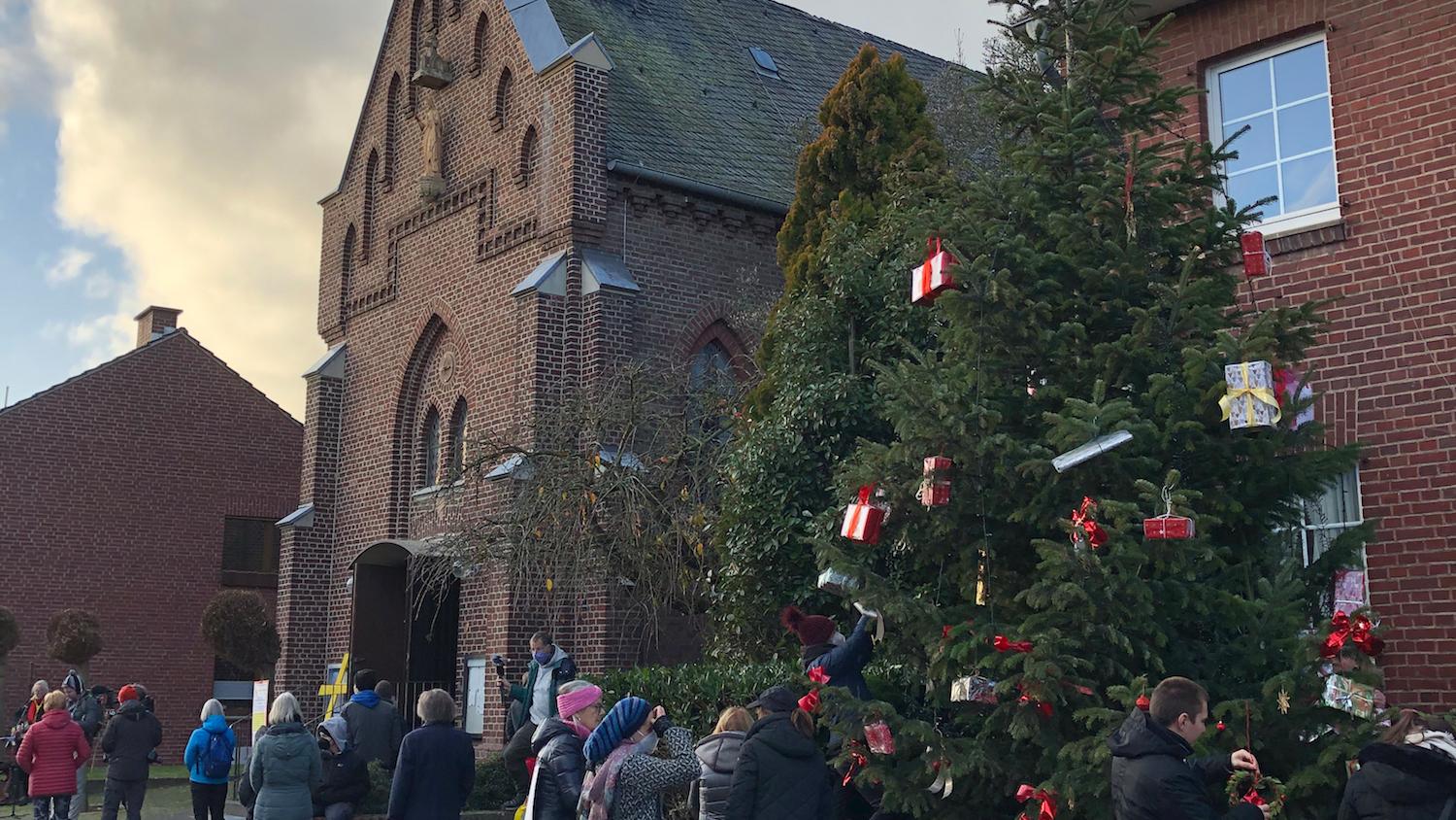 Am Tag vor dem ersten Advent konnte die Gemeinde in Kuckum Abschied von ihrer Kirche nehmen.