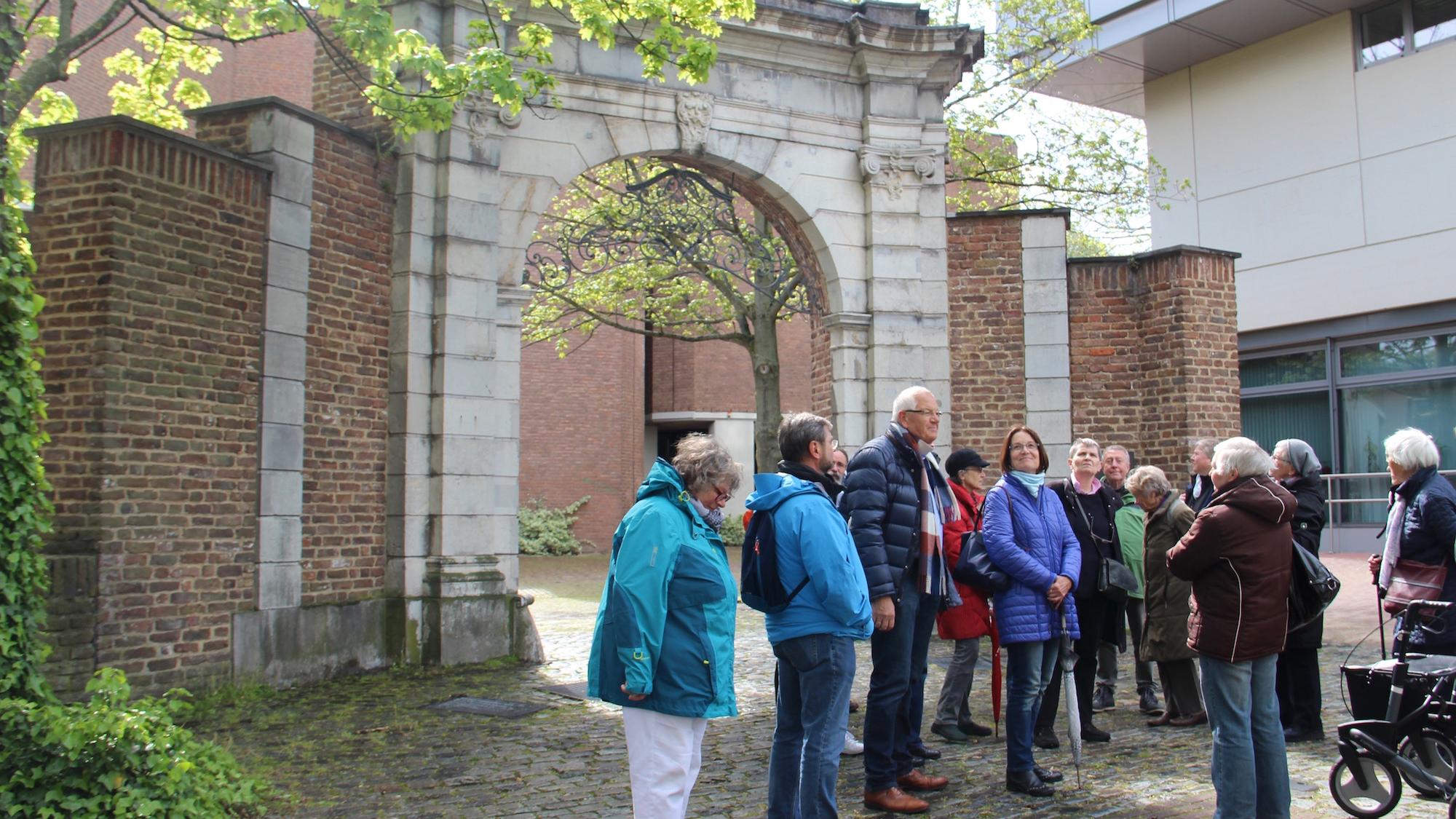 Die Gruppe vor dem Elternhaus, vielmehr dem davon noch übrig gebliebenen Torbogen in der Eilfschornsteinstraße.