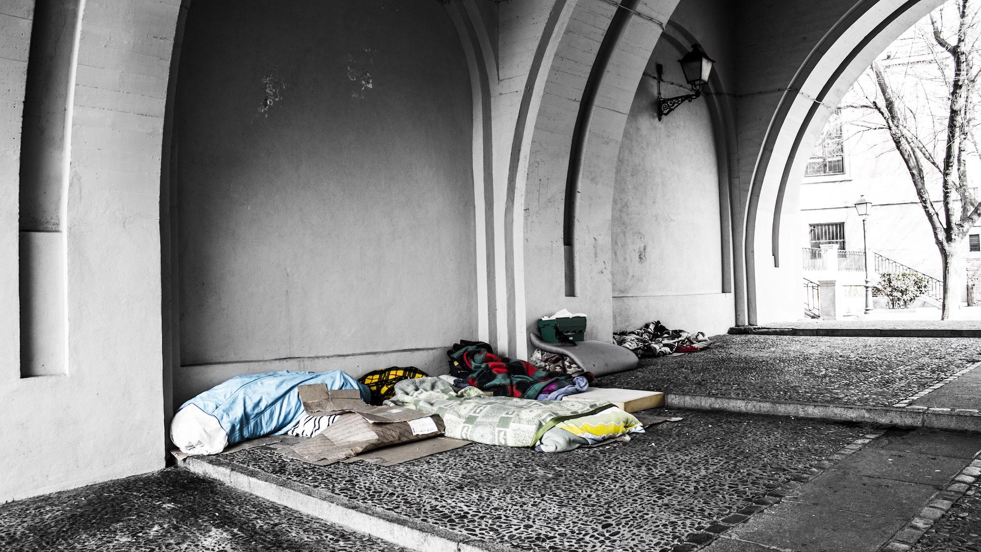 Die Sehnsucht nach einem Zuhause drückt sich auch darin aus, dass Obdachlose ihre Schlafplätze wie Zimmer einrichten.