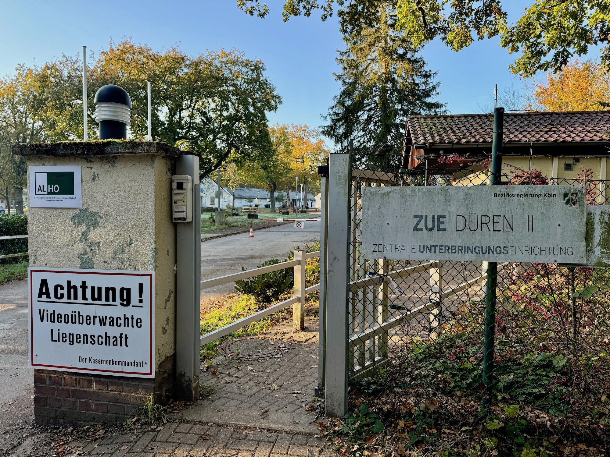 Die Zentrale Unterbringungseinrichtung des Landes für Geflüchtete (ZUE) in Düren-Gürzenich wird um 500 auf 1300 Plätze vergrößert.