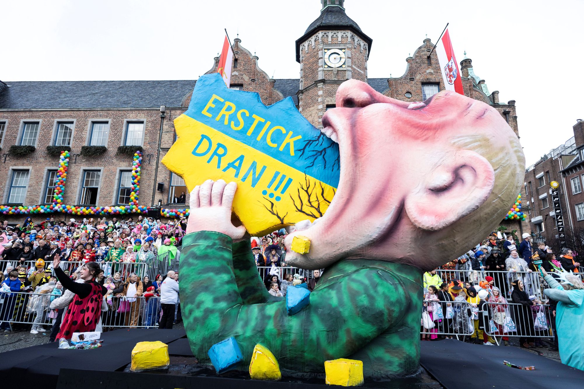 „Erstick dran!“ Diese Botschaft schickte Jacques Tilly (siehe Interview) nach dem russischen Überfall auf die Ukraine an Wladimir Putin. Der Kremlchef fand das gar nicht lustig.