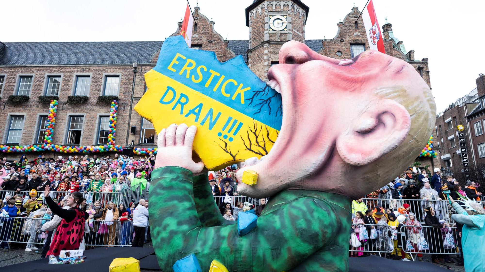 „Erstick dran!“ Diese  Botschaft schickte Jacques Tilly (siehe Interview) nach dem russischen Überfall auf die Ukraine an Wladimir Putin. Der Kremlchef fand das gar nicht lustig.