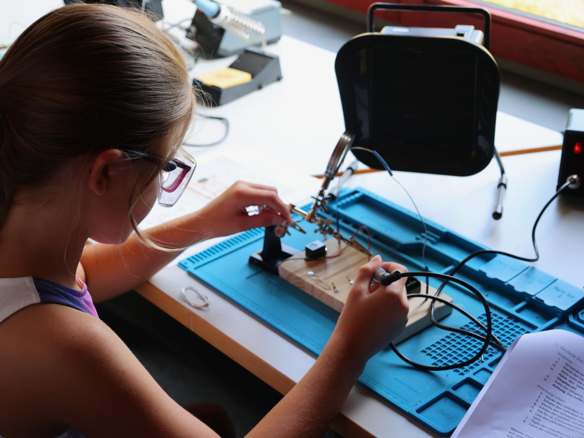 Bei den „Experimentierwelten“ werden die kleinen Forscherinnen und Forscher selbst aktiv und können unter anderem mit einem Lötkolben arbeiten.