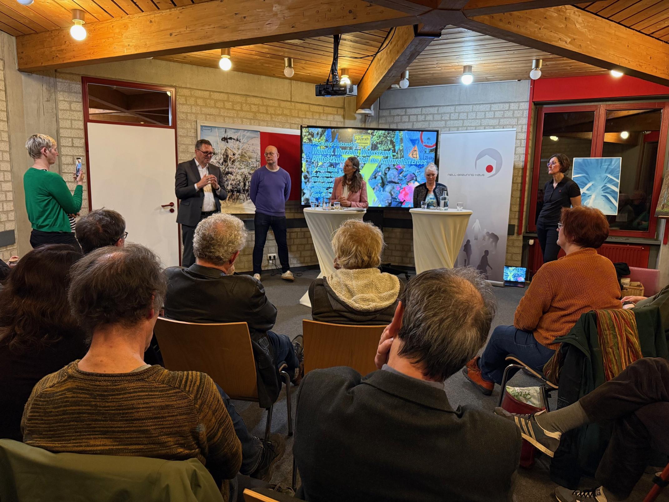 Viele Menschen in einem Tagungsraum.