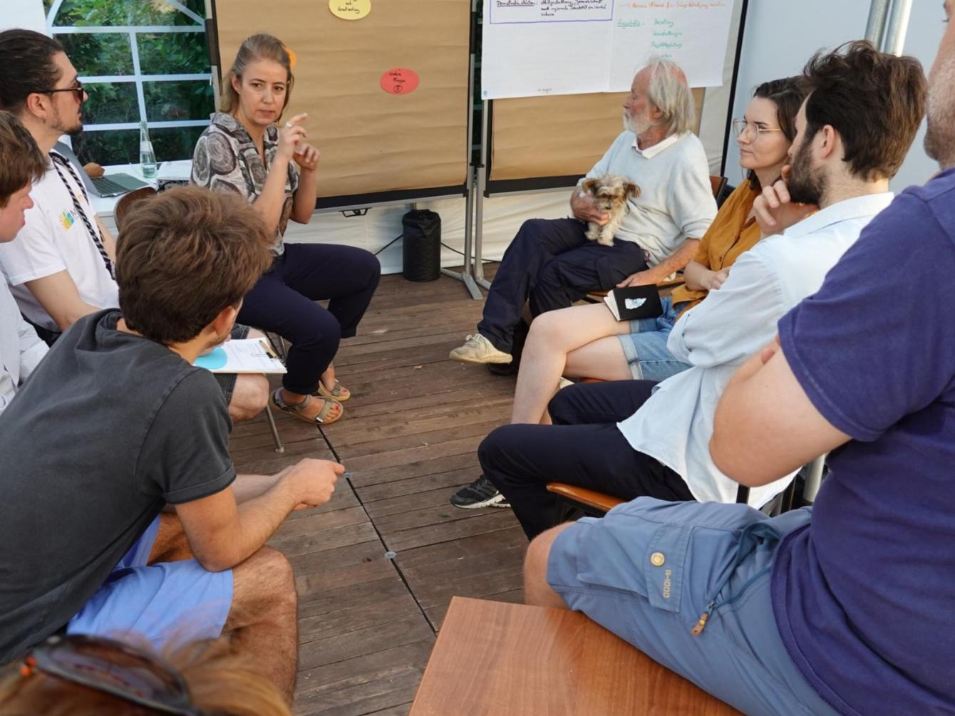 Menschen diskutieren.