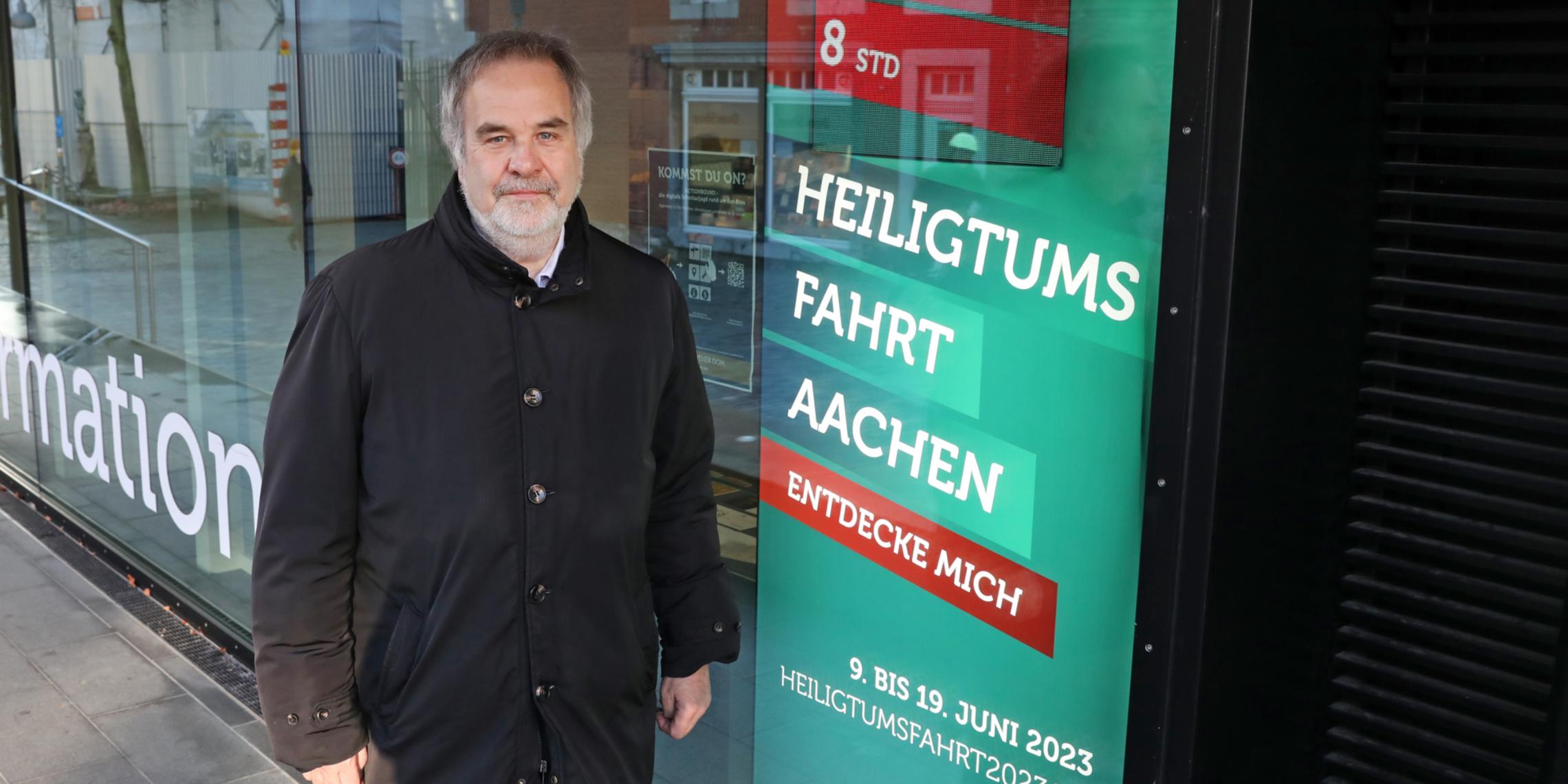 Dompropst Rolf-Peter Cremer mit umgestelltem Countdownzähler