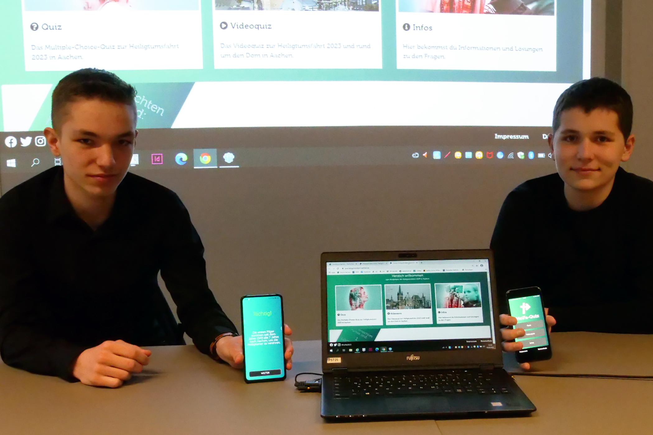 Hoffen auf viele, die mitraten: Lukas Mehl (l.) und Till Esser haben das Online-Quiz und die App zur Heiligtumsfahrt entwickelt.