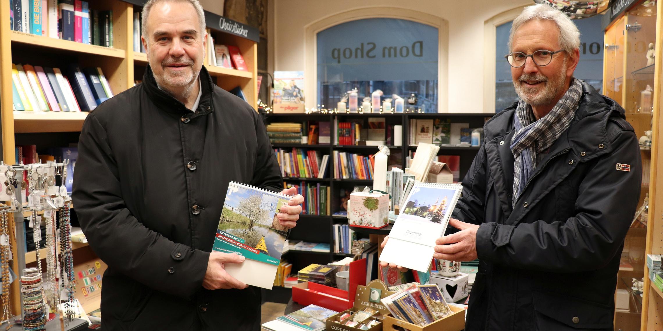 Dompropst und Wallfahrtsleiter Rolf-Peter Cremer (l.) sowie Leo Blees, Geschäftsführer des Einhard-Verlags