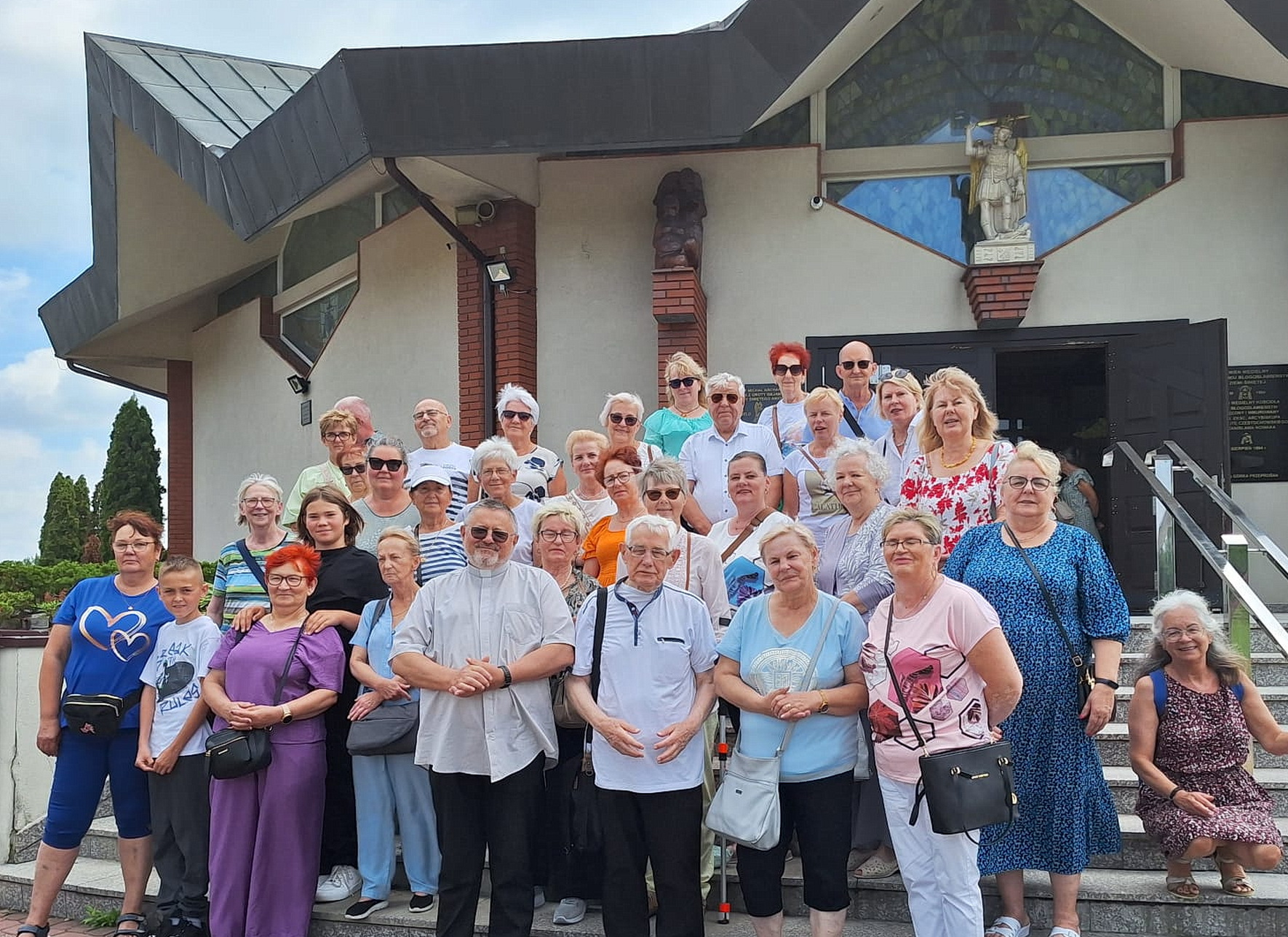 Rund zwei Dutzend Mitglieder und Freunde der Communio in Christo aus Mechernichs polnischer Partnerstadt Skarszewy pilgerten im Juli nach Tschenstochau. Prälat Dr. Józef Zielonka (vorne, 2.v.l.) übernahm die geistliche Begleitung der von Teresa Świeca organisierten Gruppe. Das Bild entstand vor dem Sanktuarium des heiligen Pater Pio auf der Przeprośna Górka bei Tschenstochau.