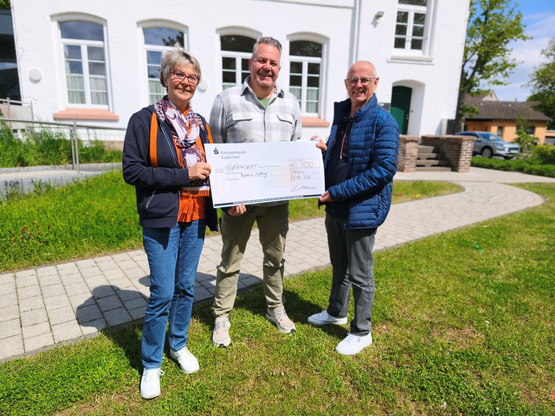 Finanzielle Hilfe für künftige Schulkinder im Stadtgebiet: Fünfhundert Euro für die Mechernich-Stiftung nahmen Maria Jentgen und Ralf Claßen (r.) von André Neubauer entgegen.