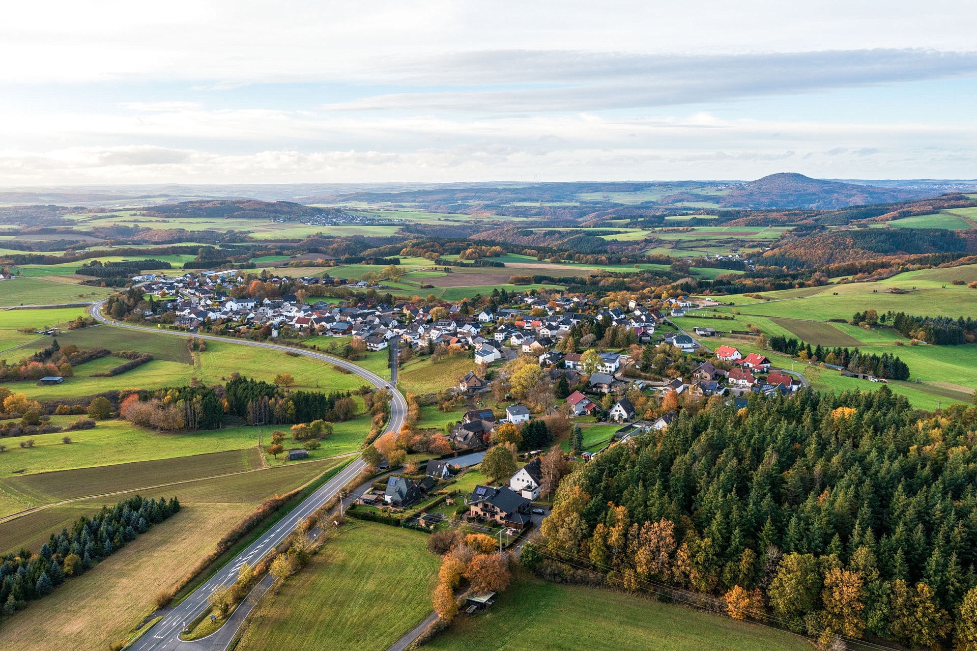 Ziel der zweitägigen Nöthener Fußwallfahrt ist der Eifelort Barweiler mit der Wallfahrtskirche St. Gertrud. Seit dem überlieferten Lilienwunder von 1726 pilgern Gläubige zur „Muttergottes mit der Lilie“, die seit 1994 auch als „Königin des Friedens“ angerufen wird.