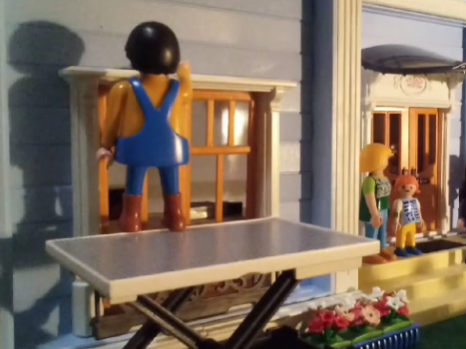 Playmobilmännchen auf einem Tisch an einem Fenster