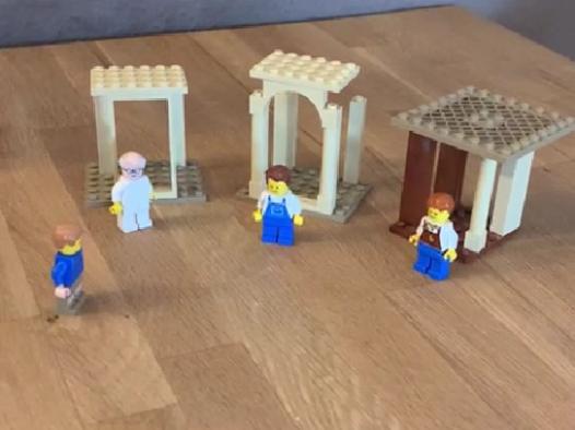 Vier Playmobilmännchen  stehen vor drei Toren.