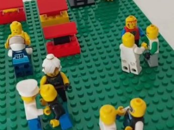 Lego: Menschen stehen bei einander und reden.