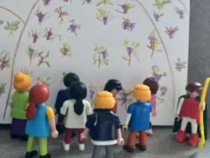 Playmobilmännchen vor gezeichneten Trauben