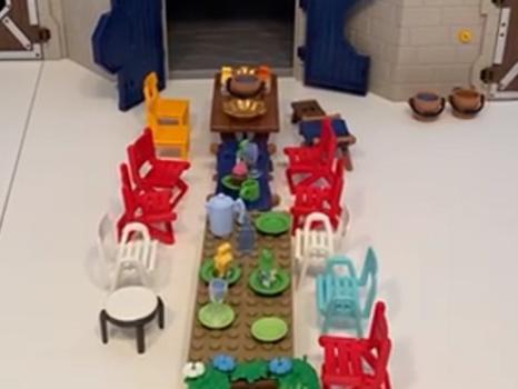 Playmobilmännchen an einer Kaffeetafel
