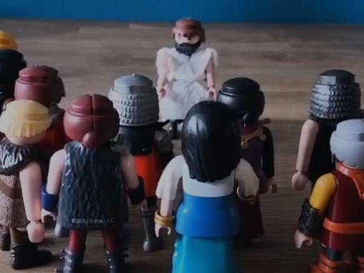 Viele Playmobilmännchen stehen um Jesus.