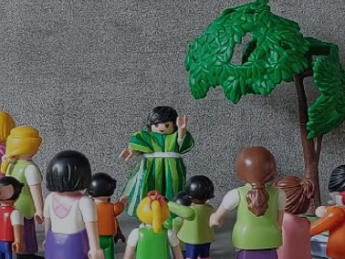 Viele Playmobilmännchen schauen auf Jesus.