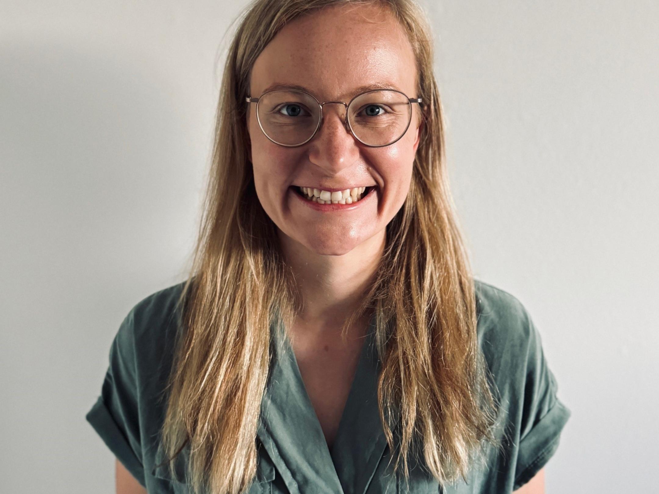 Portrait Frau auf grauem Hintergrund