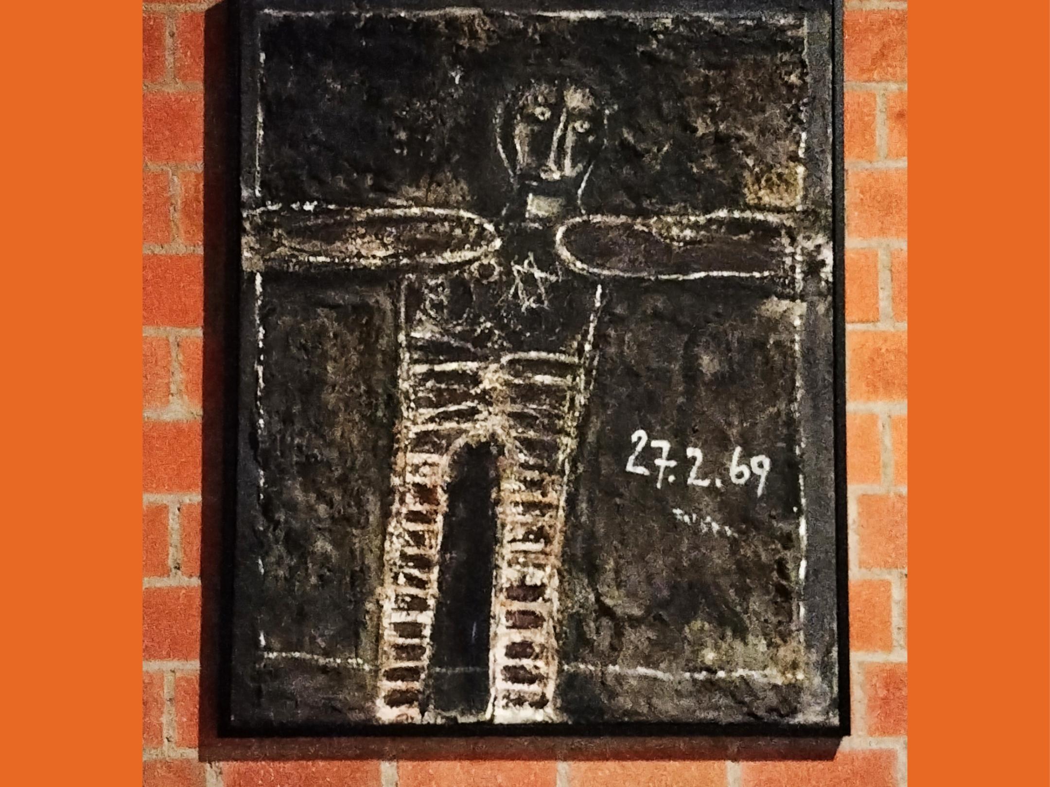 Kunstwerk von Herbert Falken vor Mauer