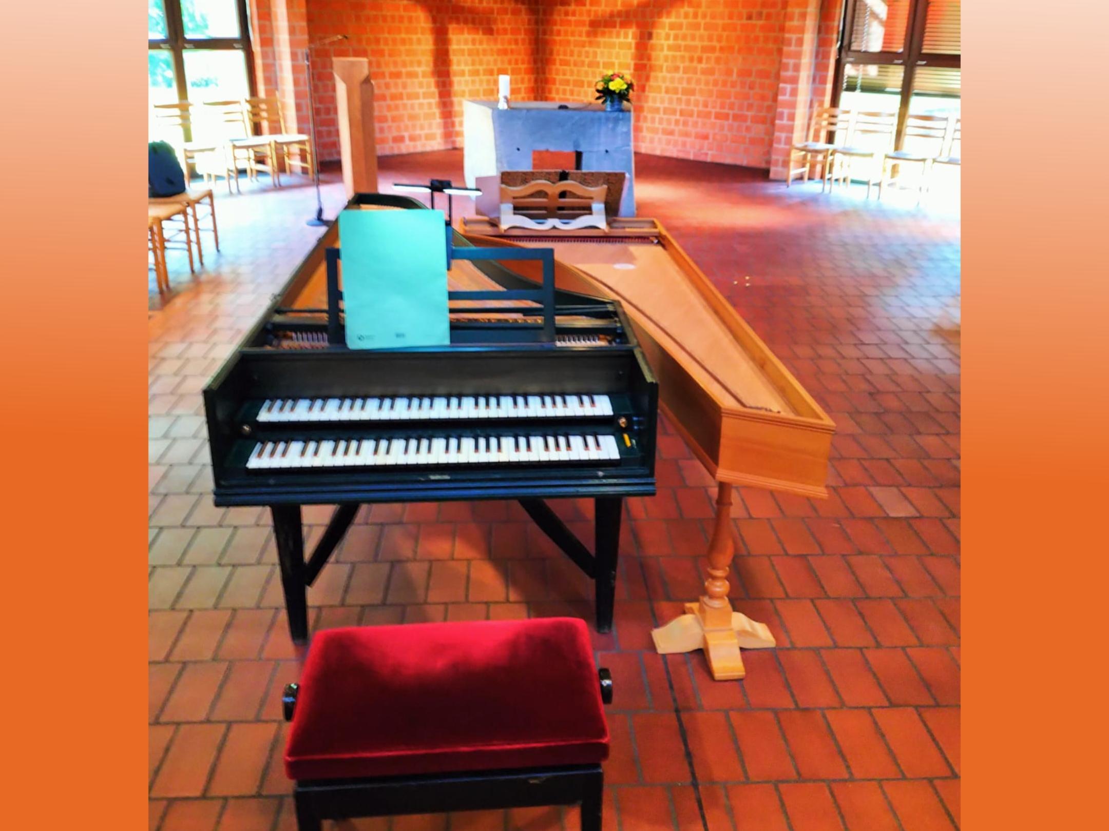 zwei alte Klavier in der freigeräumten kirche