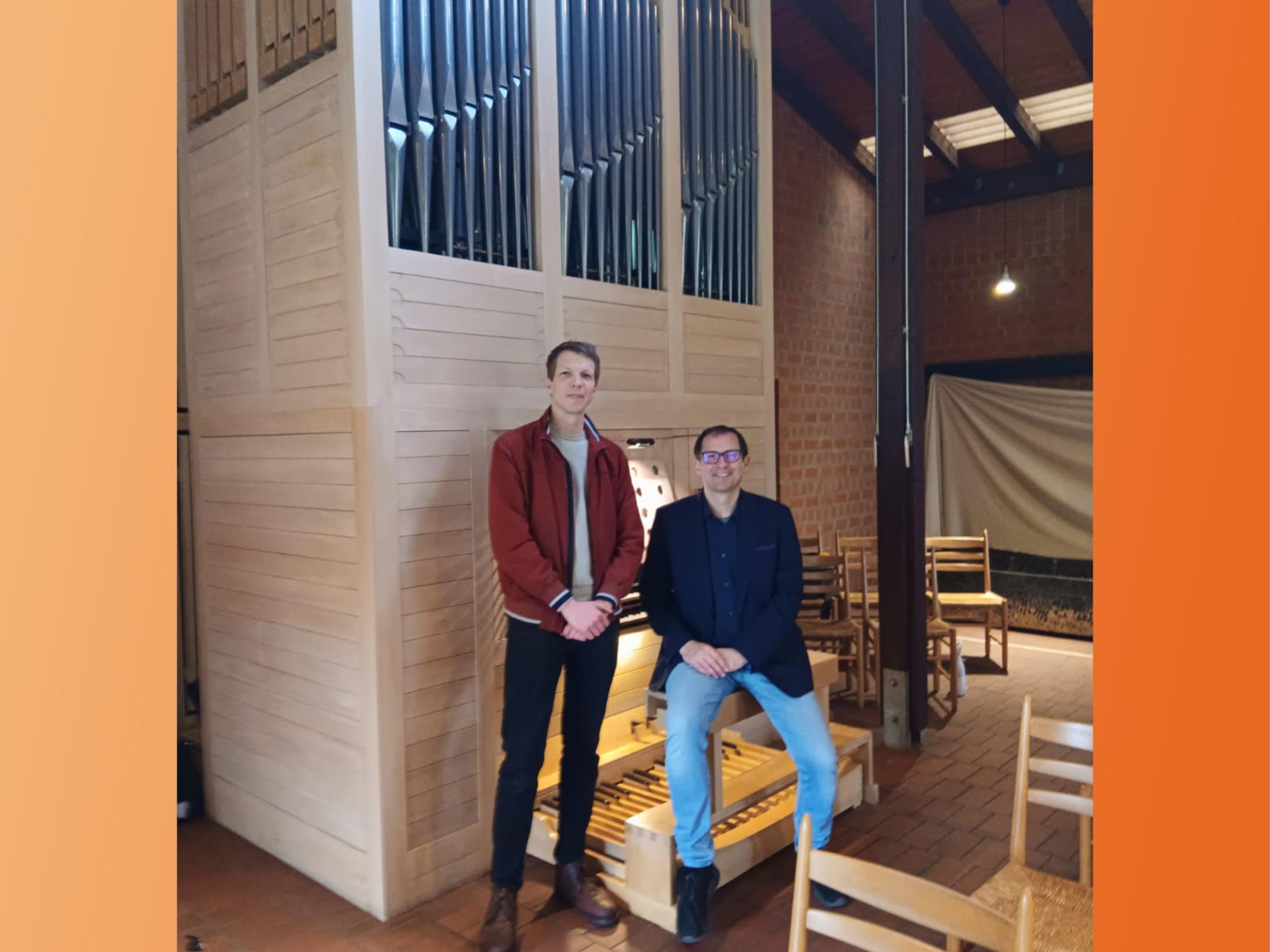 zwei Männer vor Orgel