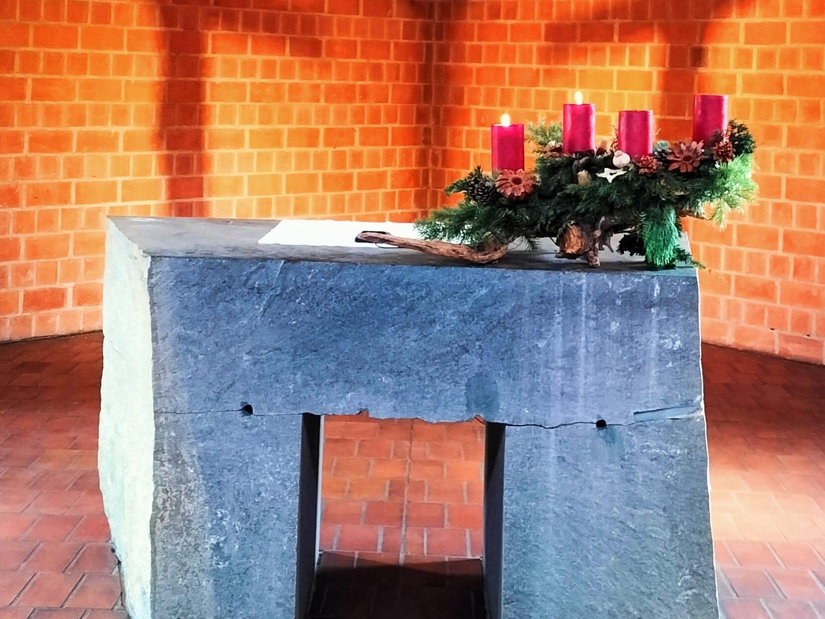 Adventskranz auf der rechten Seite des Altars stehend