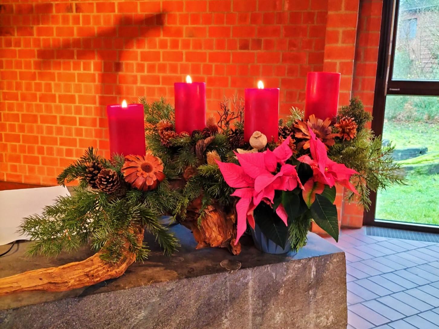Adventskranz auf der rechten Seite des Altars stehend - nah