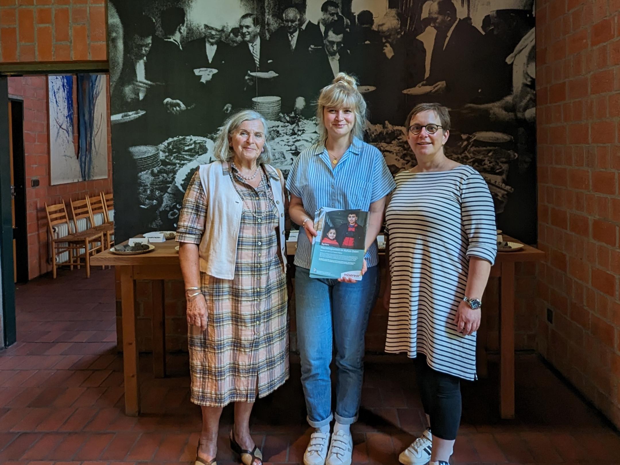 drei Frauen vor Kunstwerk