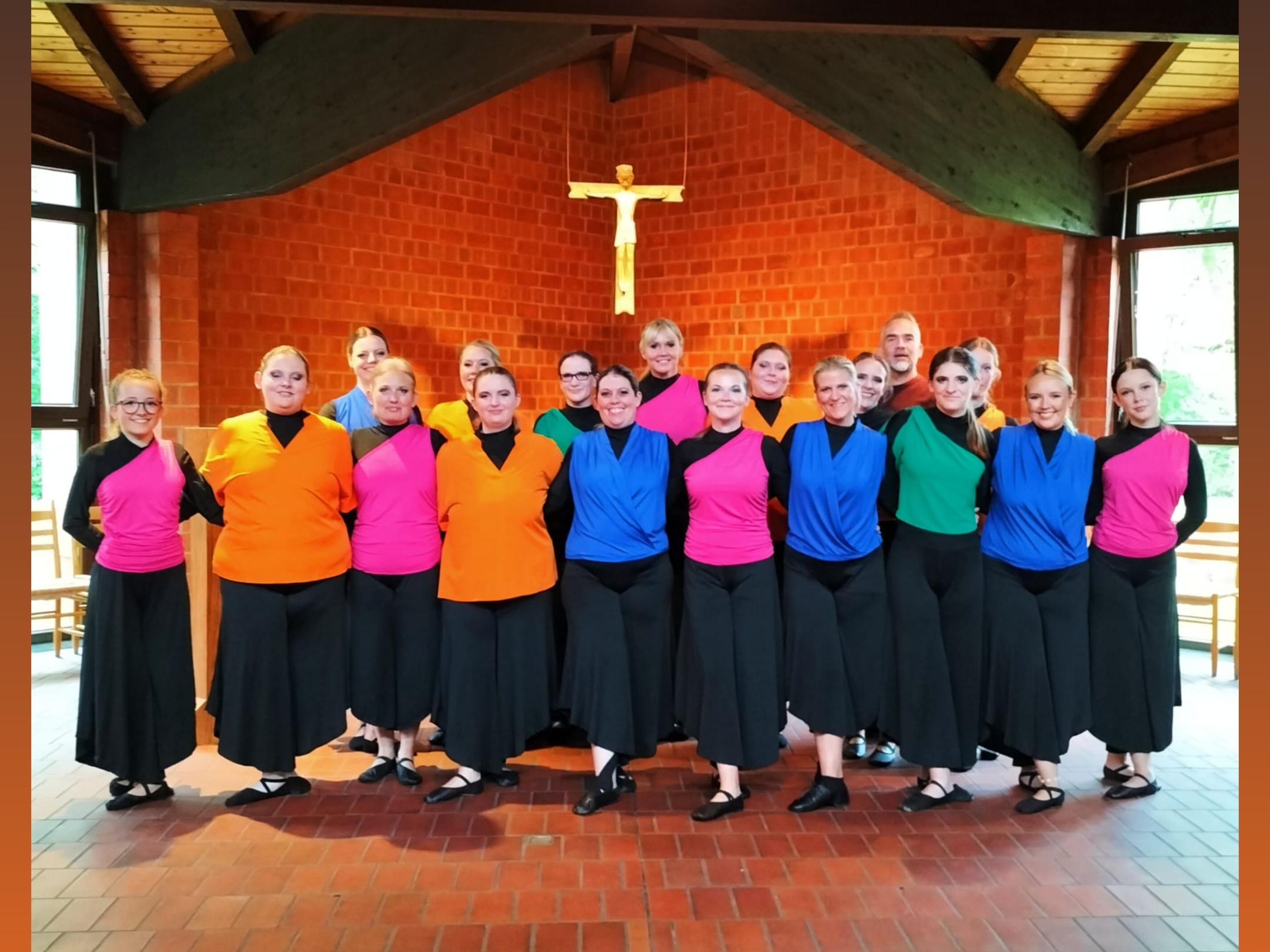 Ensemble emotional movement in farbigen Oberteilen