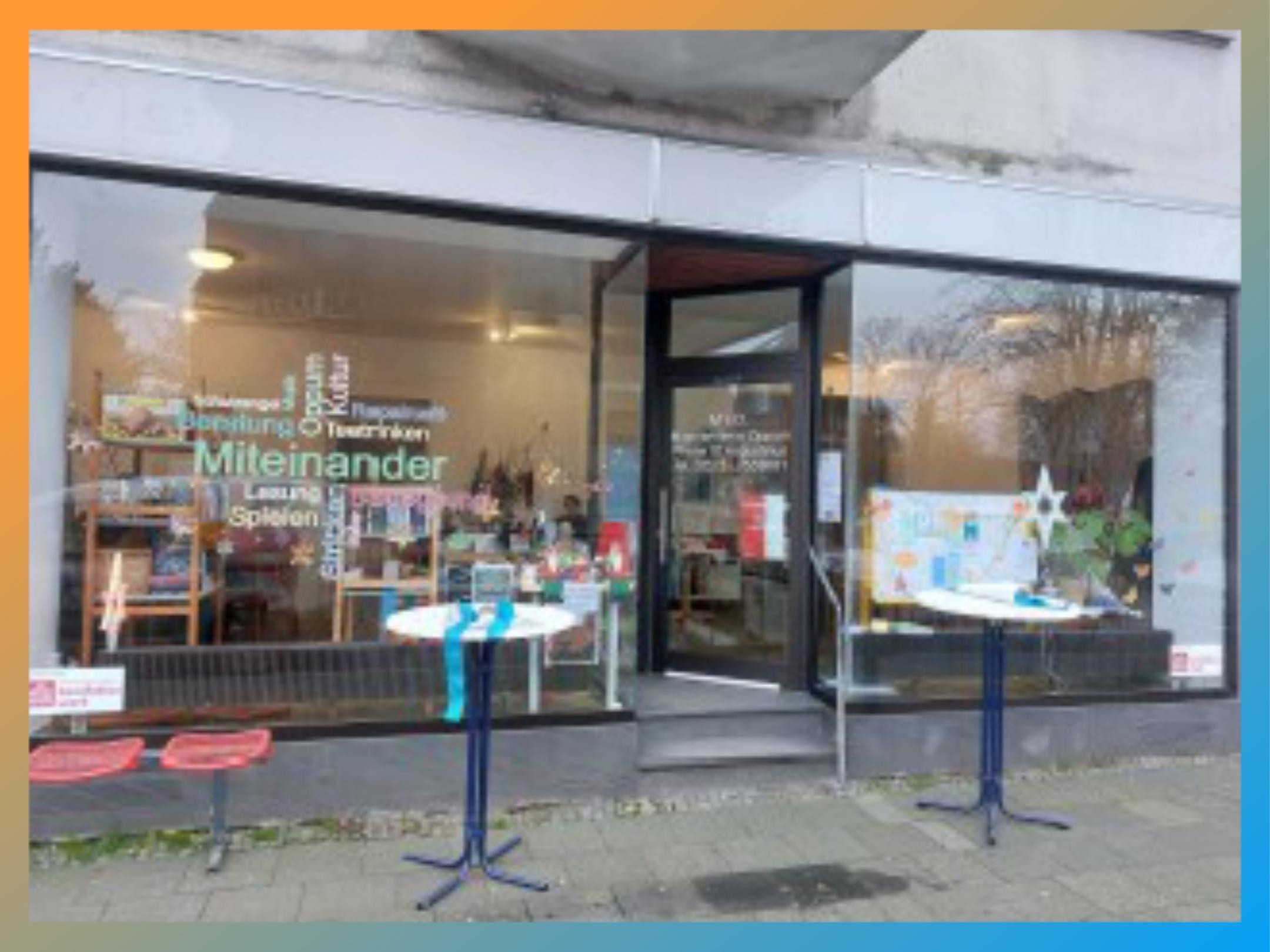Fensterfront des M.i.O. mit Stehtischen davor