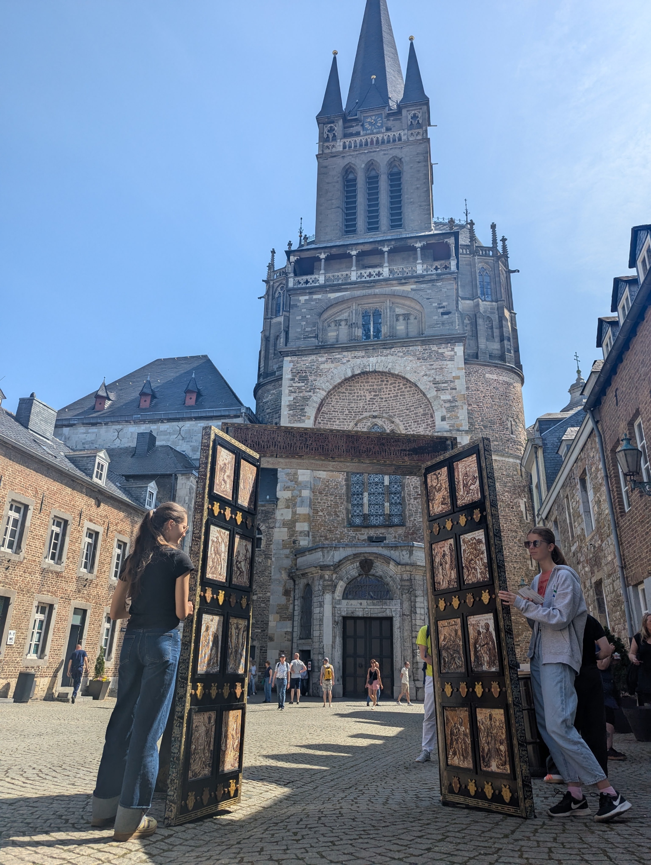 Pforte geöffnet ganzer Dom