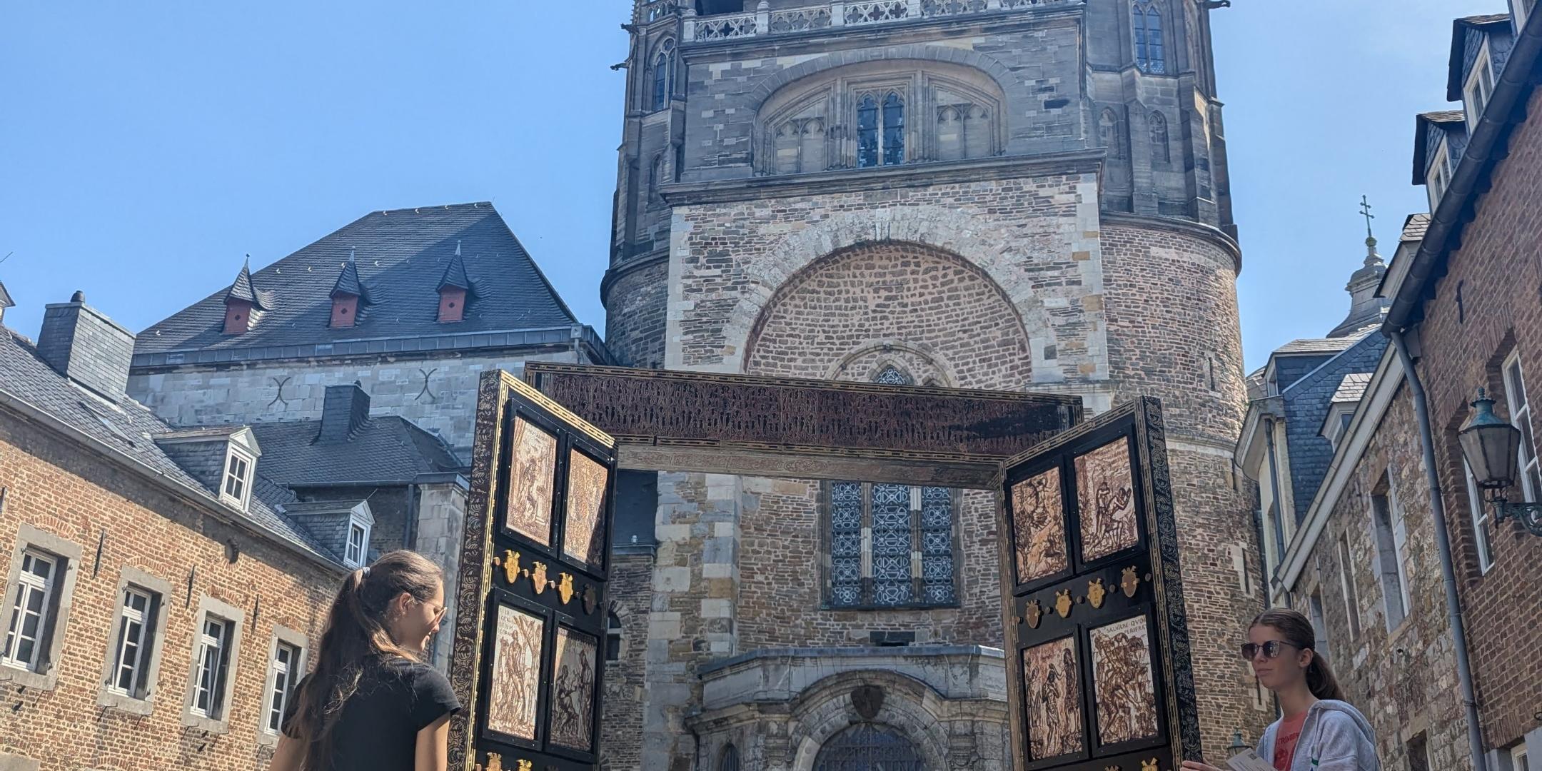 Pforte geöffnet ganzer Dom