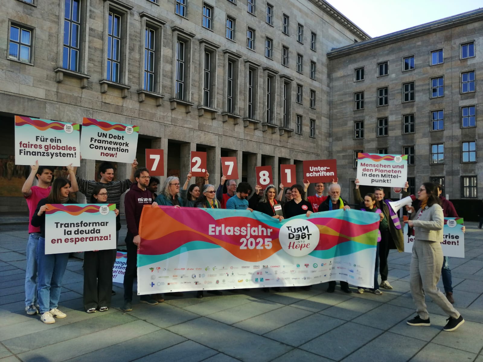 Das Erlassjahr-Bündnis vor dem Finanzministerium in Berlin