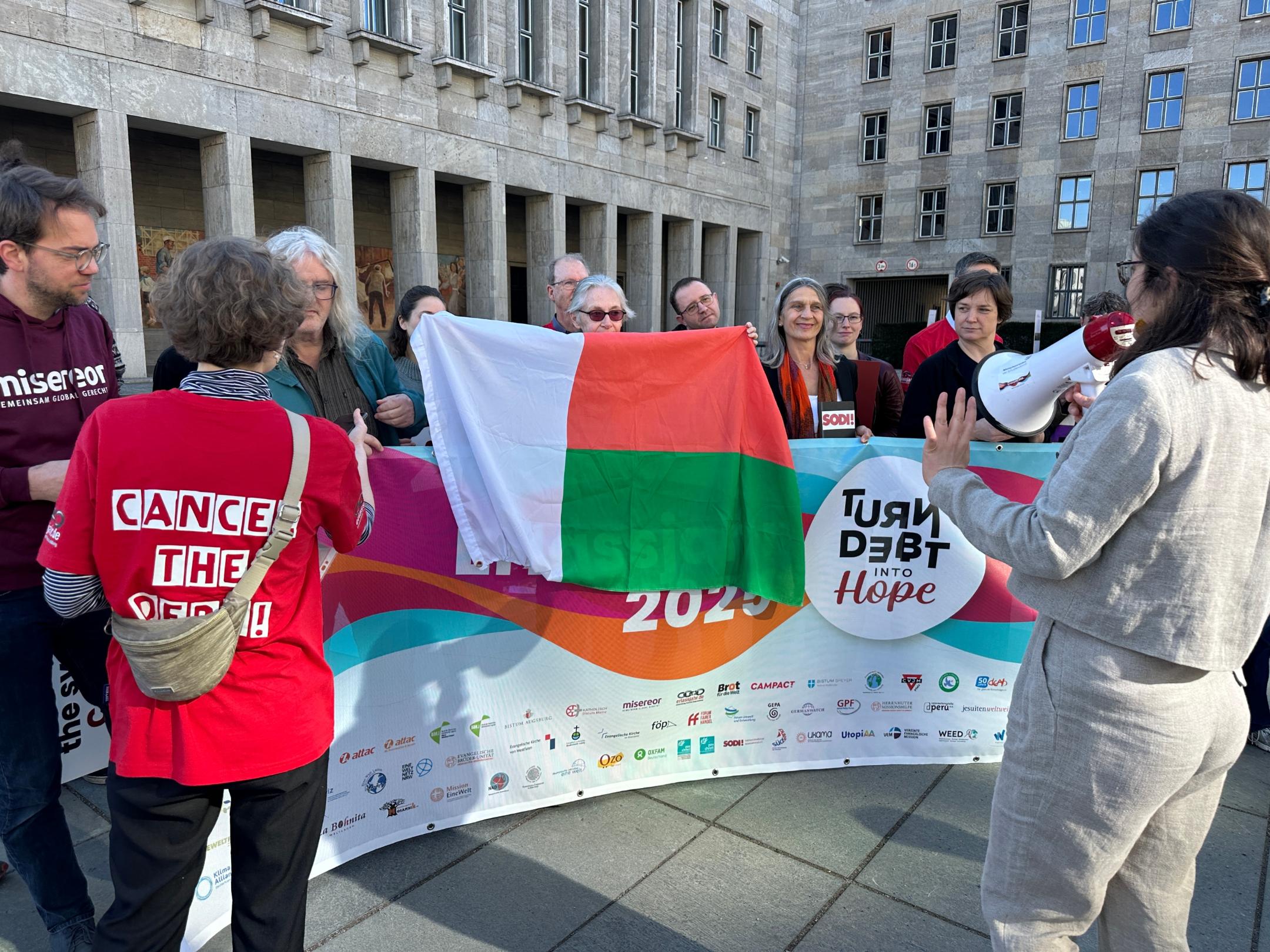 Berlin: 73.000 Unterschriften für faire Entschuldung übergeben