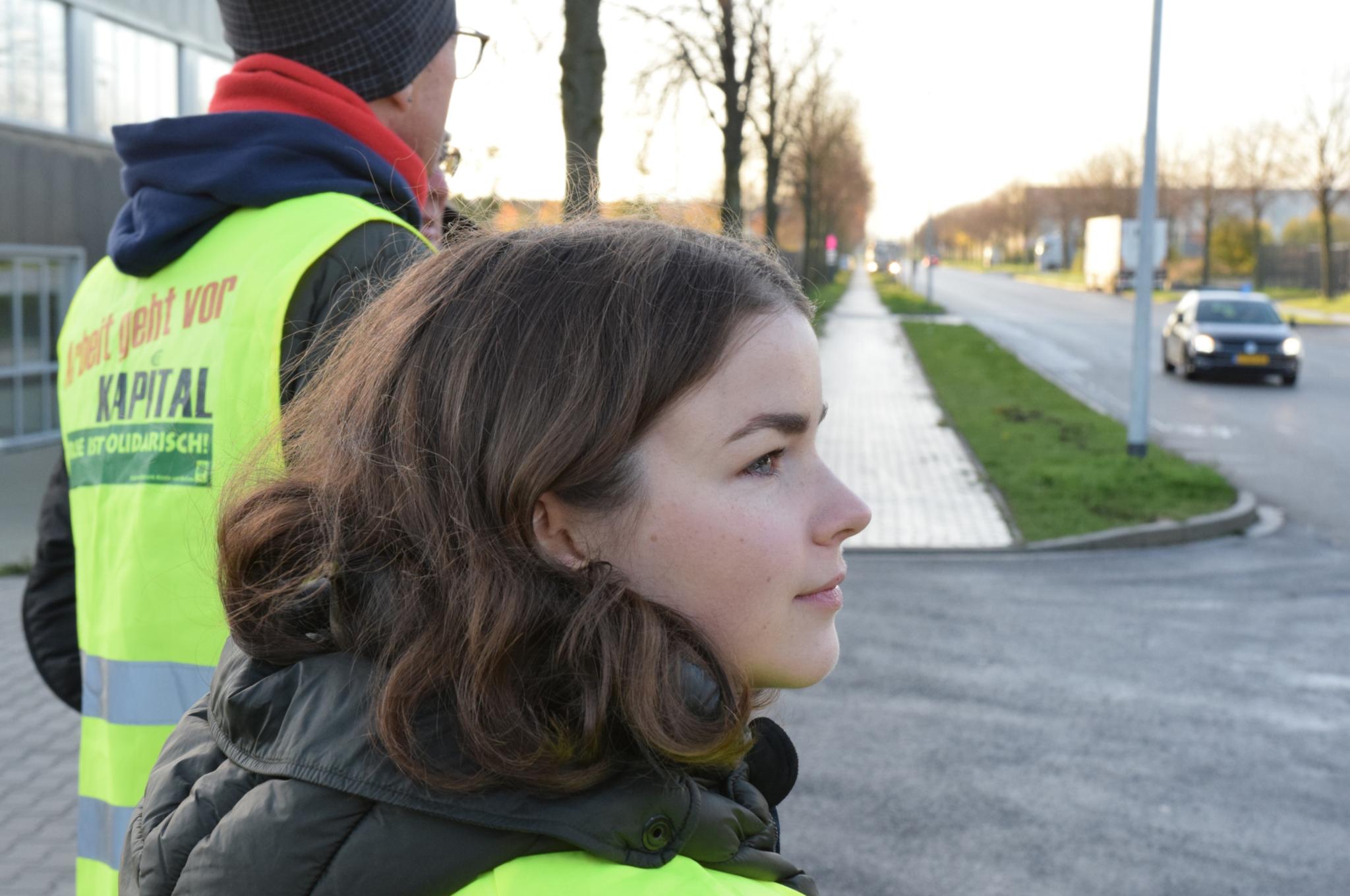 Die Ruhe vor dem Sturm. Pastoralassistentin Anna Schlecht schaut auf den Logistikkomplex von Amazon. Dort, auf der grünen Wiese, laufen täglich die selben Prozesse ab, hoch effizient, aber auch zu Lasten der Beschäftigten beim Konzern und seinen Subunternehmen, mit enormen Zeit- und Leistungsdruck, der nach Ansicht von Kritikern in keinem Verhältnis zu der Bezahlung steht.