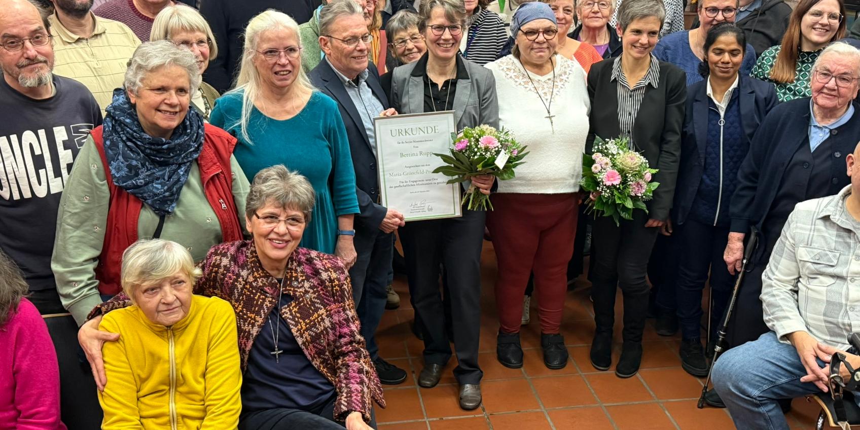 Bezeichnender Schlussakkord eines Abends im Zeichen des Zusammenhalts: Sr. Bettina Rupp in der Mitte der Gäste. (c) thh