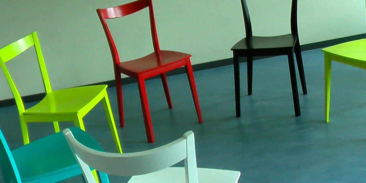 Stühle (c) Bild von wollyvonwolleroy auf Pixabay